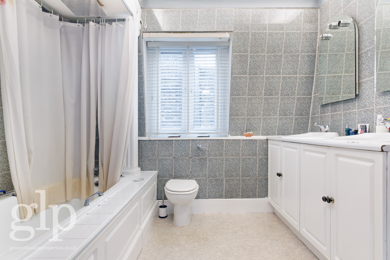 2 Bedroom Apartment, Winnett Street, London, Greater London, W1D