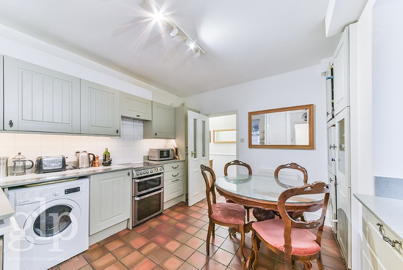 2 Bedroom Apartment, Robsart Mansions, Kenton Street, London, Greater London, WC1N 1NJ