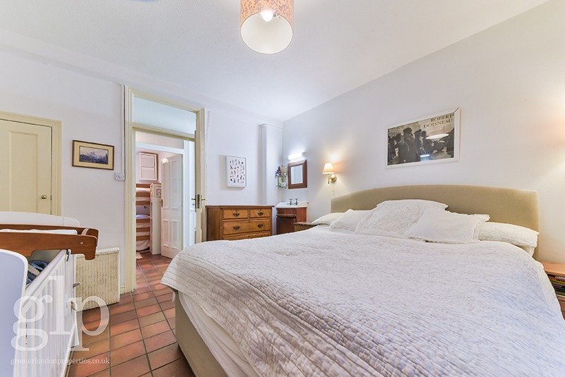 2 Bedroom Apartment, Robsart Mansions, Kenton Street, London, Greater London, WC1N 1NJ