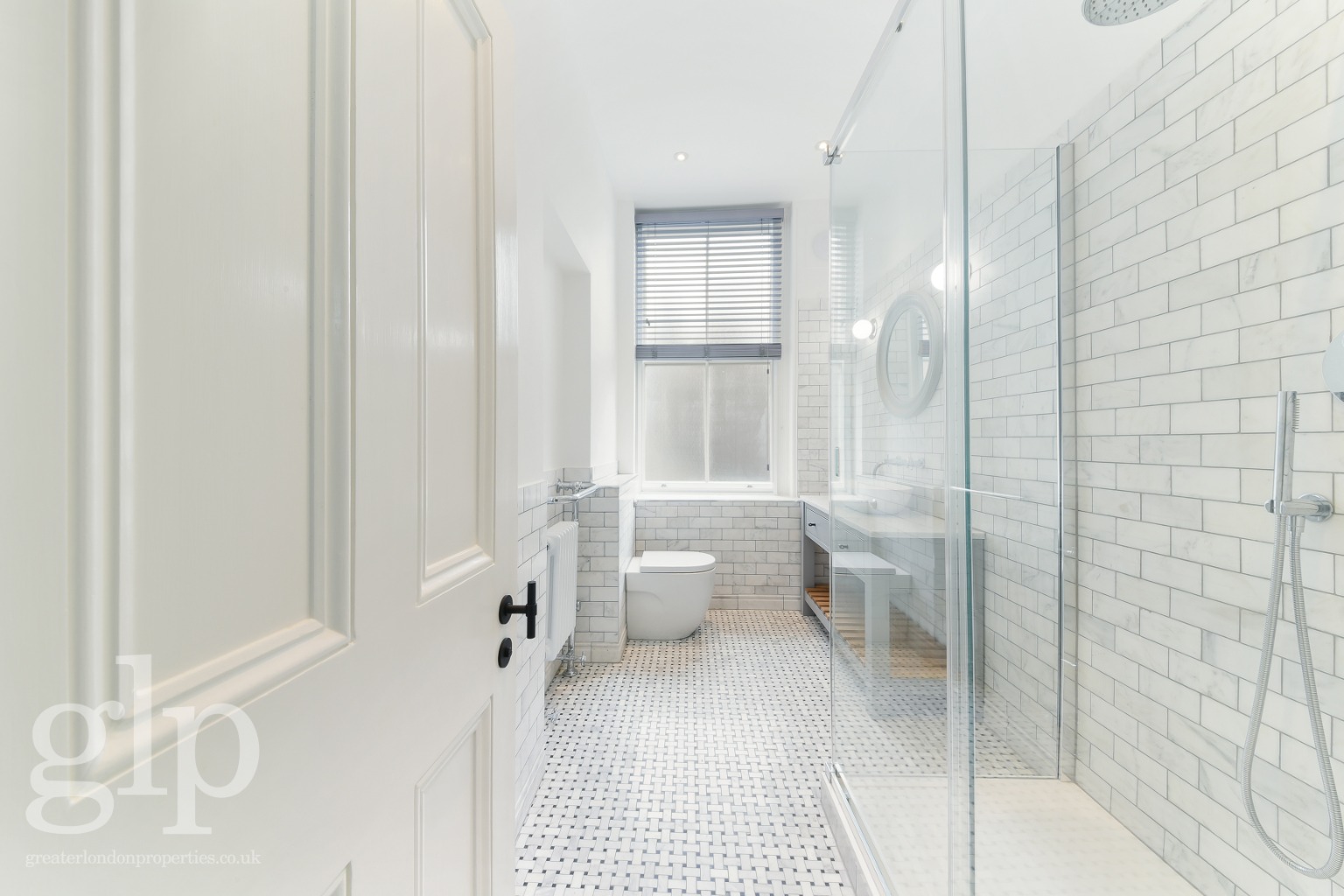 3 Bedroom Apartment, Shaftesbury Avenue, Soho, W1D