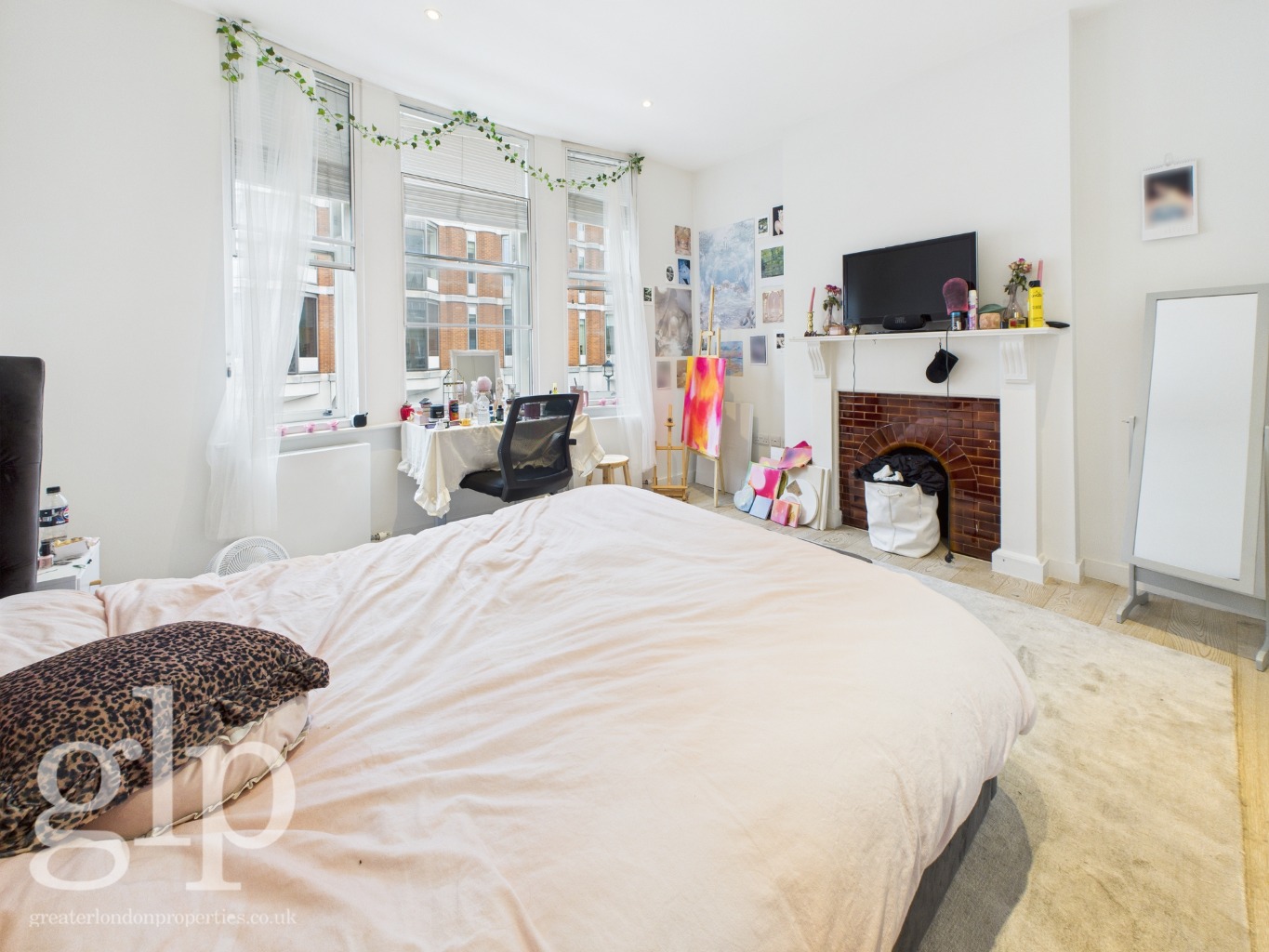 2 Bedroom Apartment, Shaftesbury Avenue, Soho, W1D