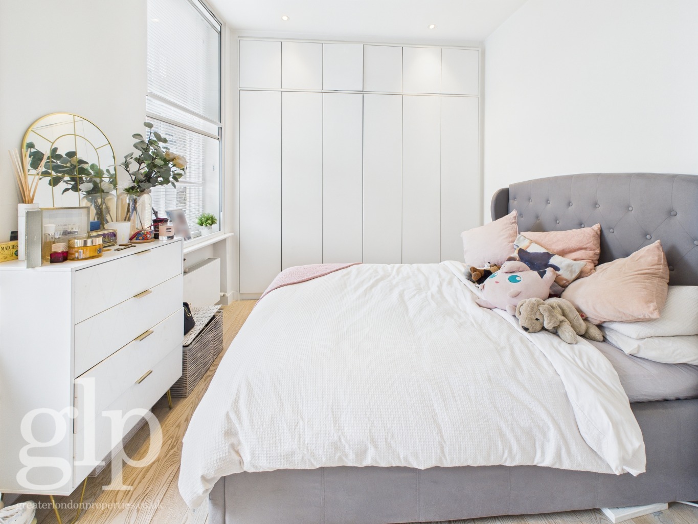 2 Bedroom Apartment, Shaftesbury Avenue, Soho, W1D