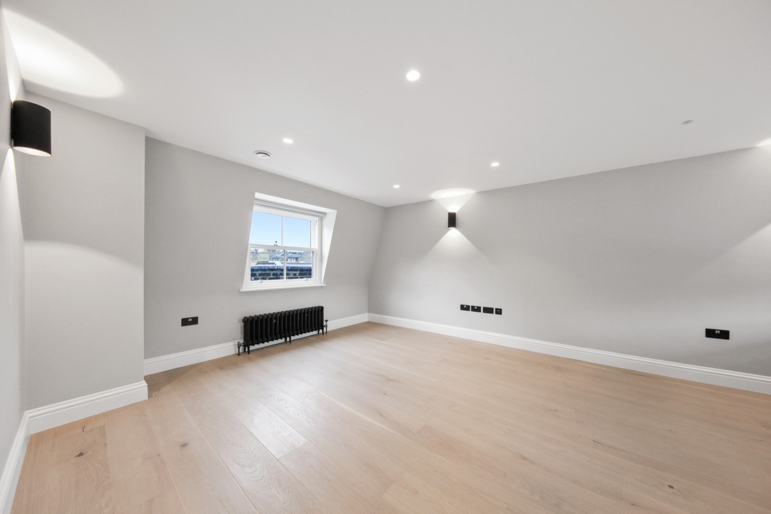 1 Bedroom Apartment, Shaftesbury Avenue, Soho, W1D