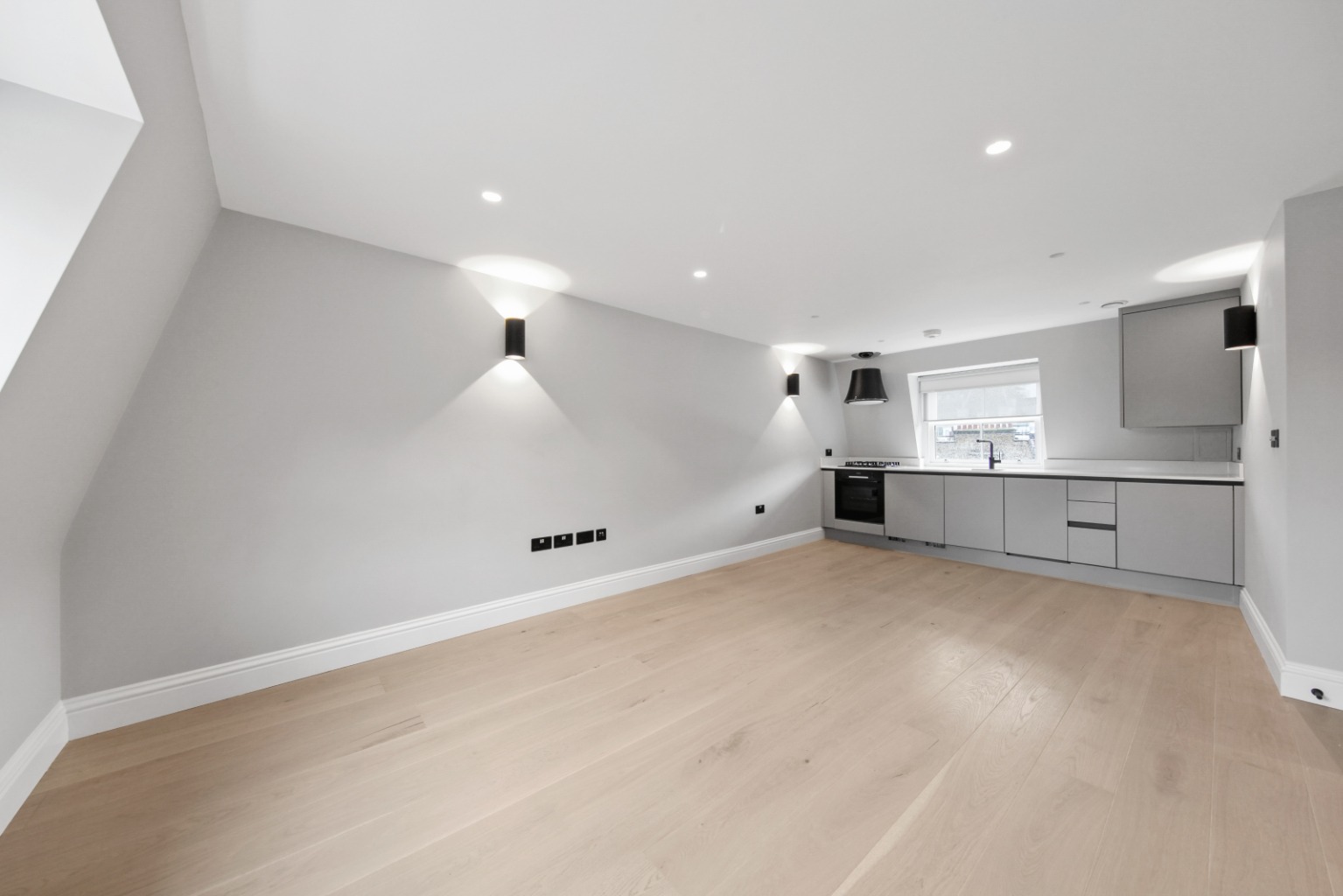 1 Bedroom Apartment, Shaftesbury Avenue, Soho, W1D
