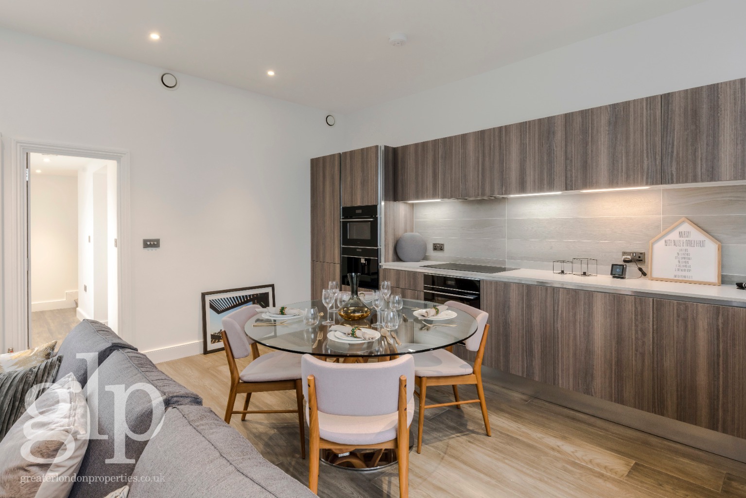 2 Bedroom Ground Flat, Clarendon House, Strathearn Place, Hyde Park, W2