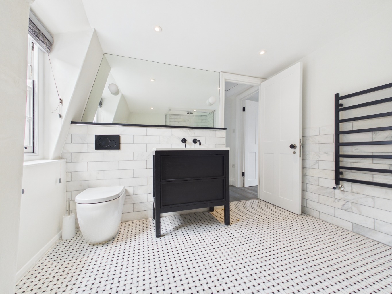 1 Bedroom Apartment, Monmouth Street, Covent Garden, WC2H